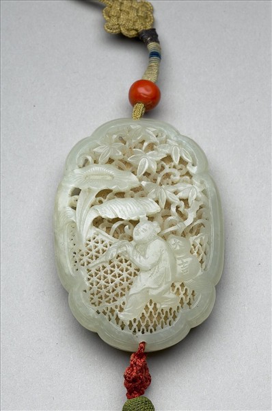 玉鏤雕人物香盒