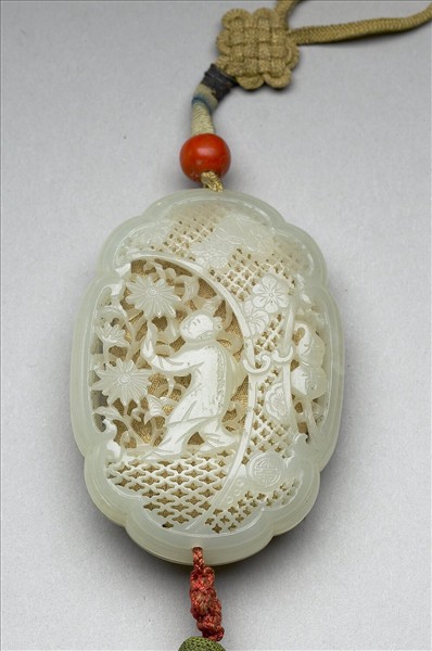 玉鏤雕人物香盒