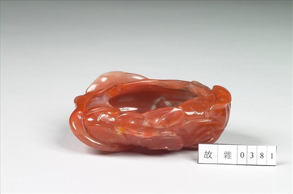 帶雕骨座及虬角匙瑪瑙水盛