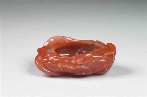 帶雕骨座及虬角匙瑪瑙水盛