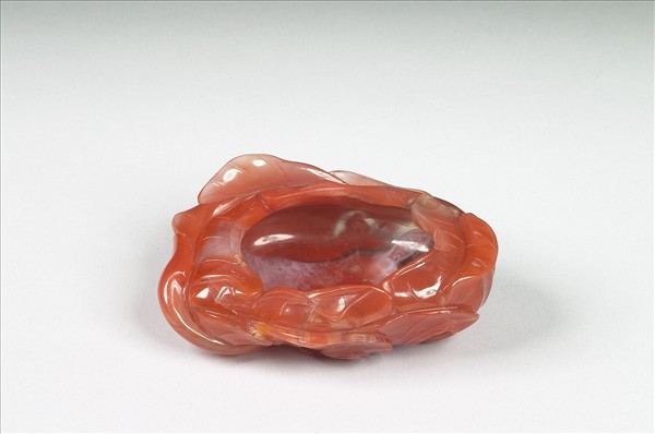 帶雕骨座及虬角匙瑪瑙水盛