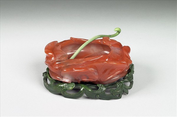 帶雕骨座及虬角匙瑪瑙水盛