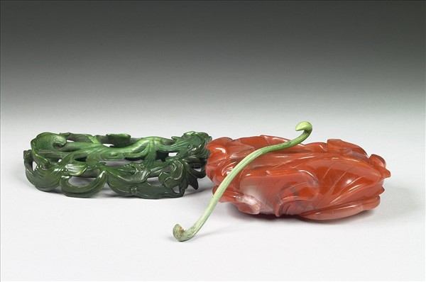 帶雕骨座及虬角匙瑪瑙水盛