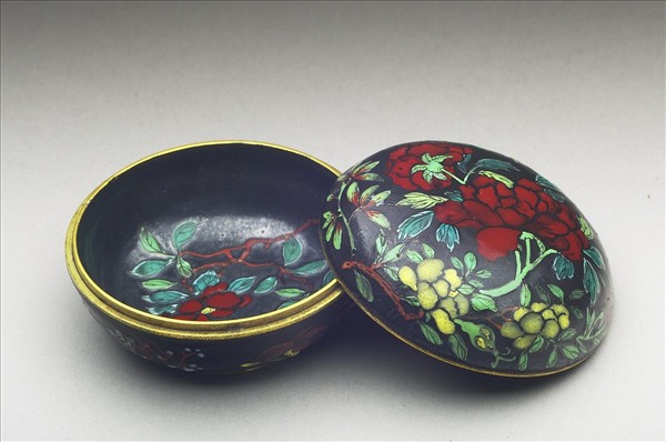 銅胎畫琺瑯花卉盒