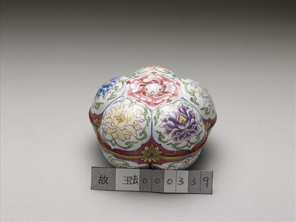 銅胎畫琺瑯花卉五楞式盒