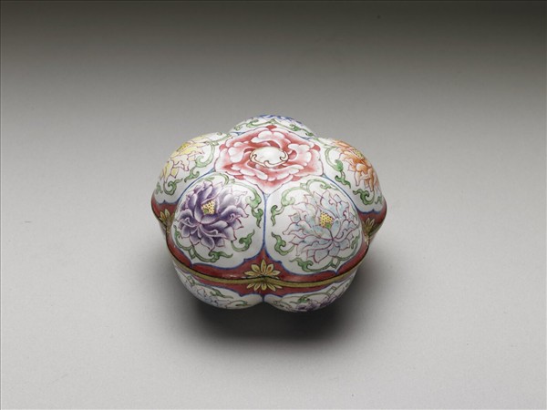 銅胎畫琺瑯花卉五楞式盒