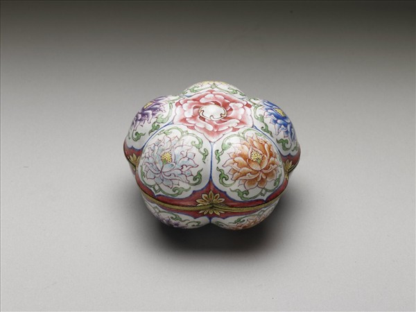 銅胎畫琺瑯花卉五楞式盒