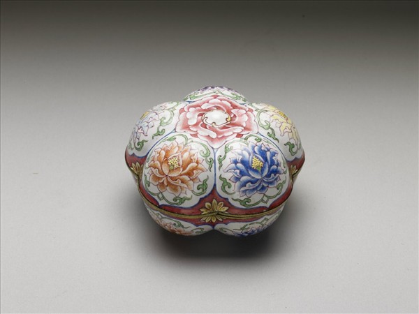 銅胎畫琺瑯花卉五楞式盒