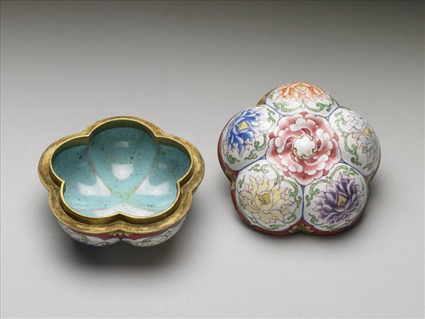 銅胎畫琺瑯花卉五楞式盒