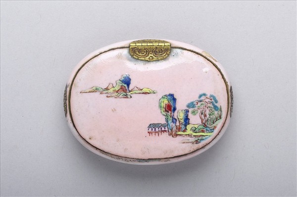 銅胎畫琺瑯粉地山水盒