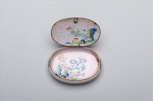 銅胎畫琺瑯粉地山水盒