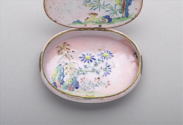 銅胎畫琺瑯粉地山水盒