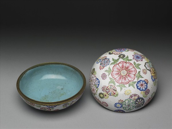 銅胎畫琺瑯花卉紋盒