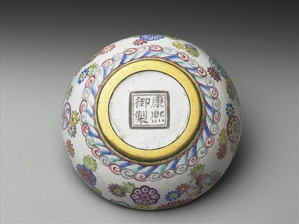 銅胎畫琺瑯花卉紋盒