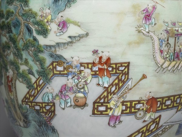 洋彩藍地百子龍舟圖雙耳瓶