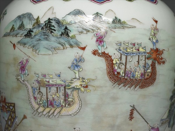 洋彩藍地百子龍舟圖雙耳瓶