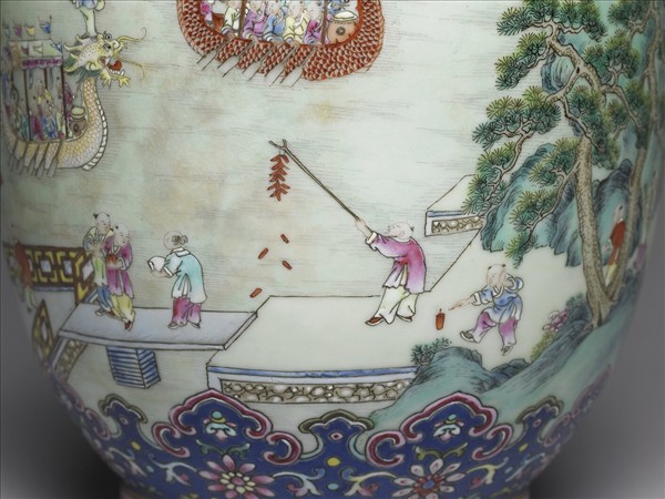 洋彩藍地百子龍舟圖雙耳瓶