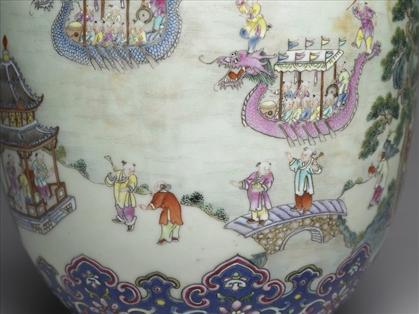 洋彩藍地百子龍舟圖雙耳瓶