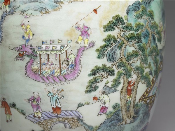 洋彩藍地百子龍舟圖雙耳瓶