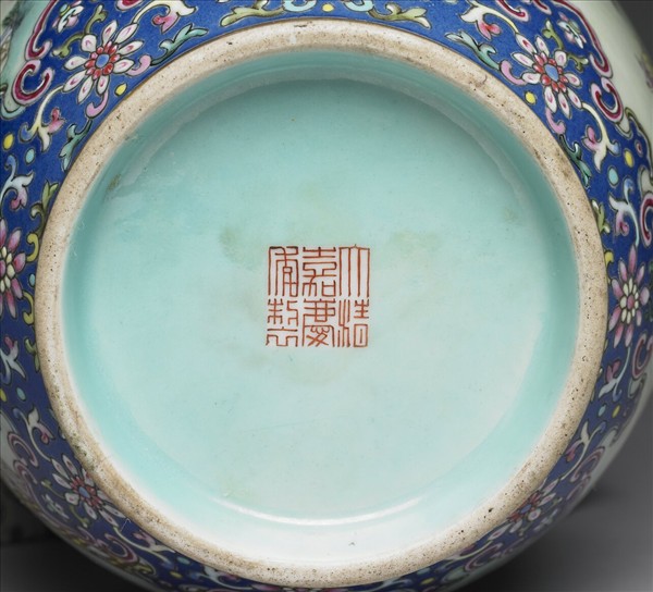 洋彩藍地百子龍舟圖雙耳瓶