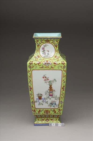 粉彩博古圖方瓶