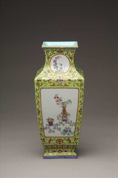 粉彩博古圖方瓶