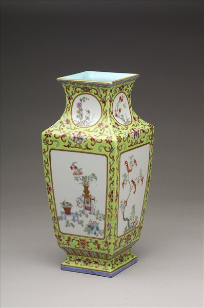 粉彩博古圖方瓶