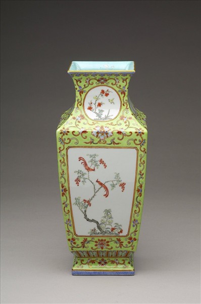 粉彩博古圖方瓶