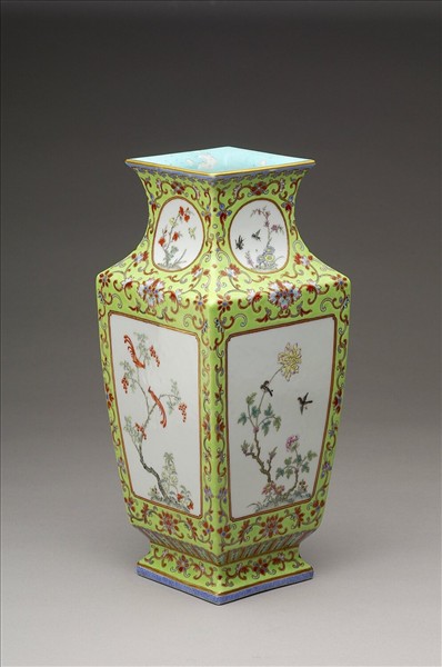 粉彩博古圖方瓶