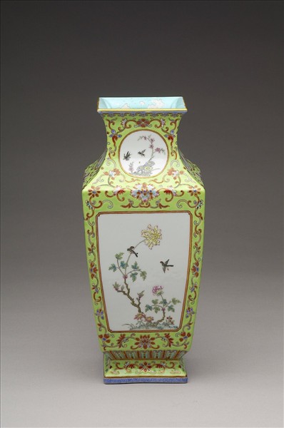 粉彩博古圖方瓶