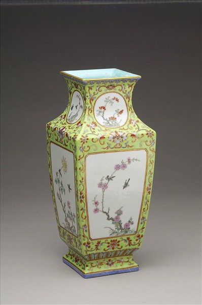 粉彩博古圖方瓶