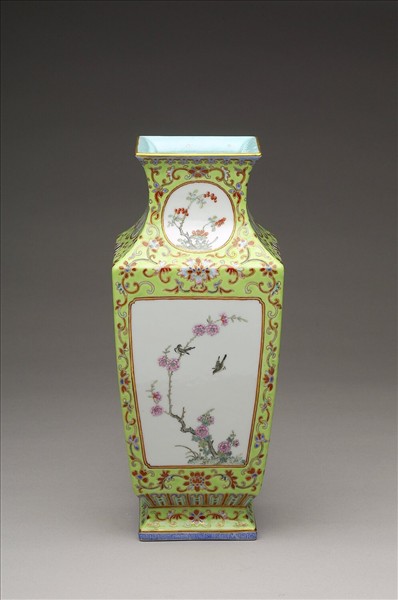 粉彩博古圖方瓶