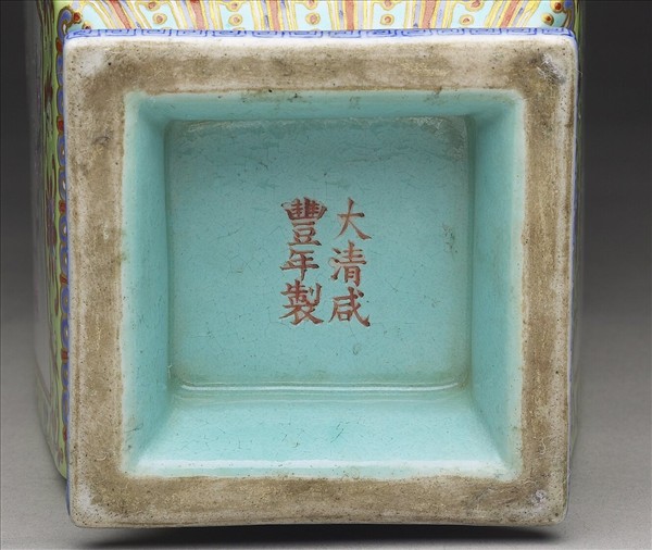 粉彩博古圖方瓶