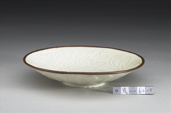 定窯 白瓷刻花蓮瓣盤