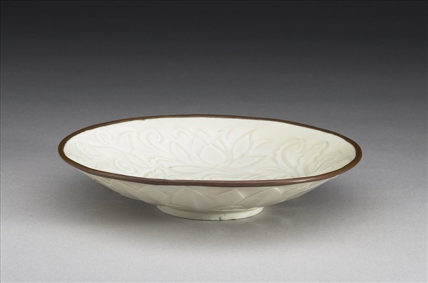 定窯 白瓷刻花蓮瓣盤