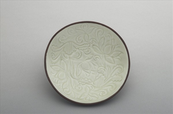 定窯 白瓷刻花蓮瓣盤