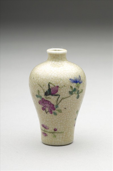 瓷胎粉彩蟲草花卉鼻煙壺