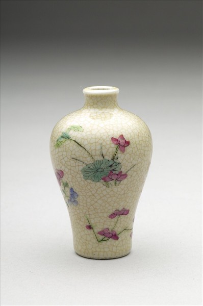 瓷胎粉彩蟲草花卉鼻煙壺