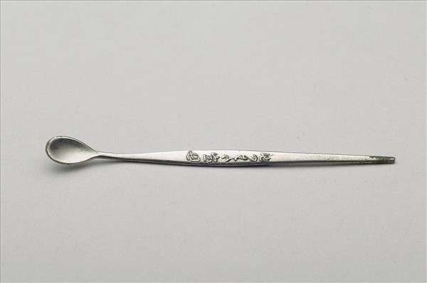 瓷胎粉彩蟲草花卉鼻煙壺