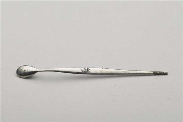 瓷胎粉彩蟲草花卉鼻煙壺