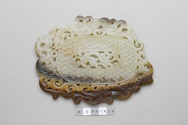 中国　玉石白玉彫刻　桃形　水孟　筆洗　唐木台・時代箱付　V　R7093 十八世紀白玉鏤雕大吉佩（附木座） A Chinese pierced white