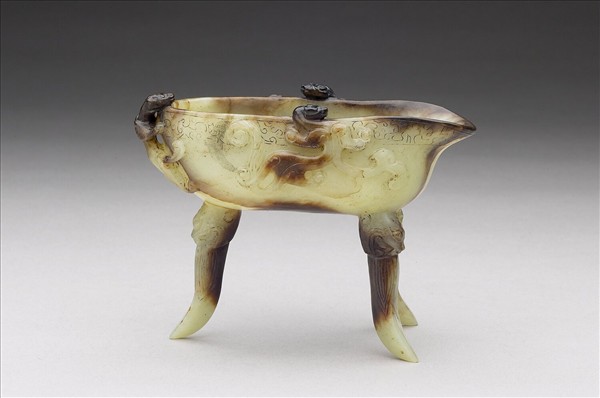玉蟠螭三足匜