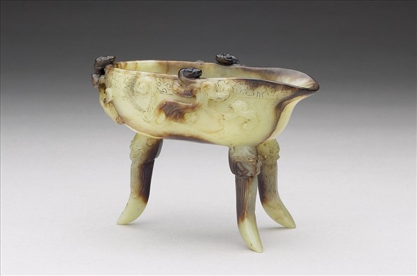 玉蟠螭三足匜