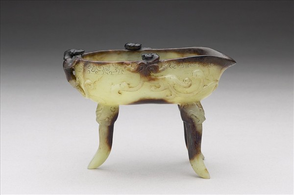 玉蟠螭三足匜