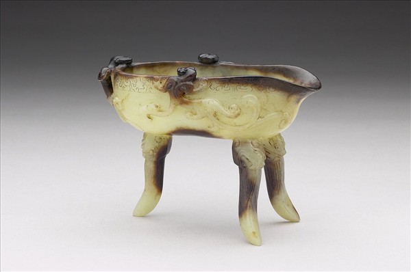 玉蟠螭三足匜