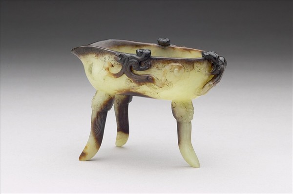 玉蟠螭三足匜