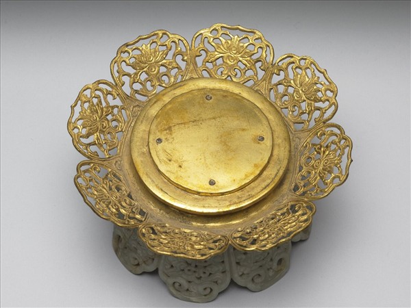 鏤空八寶番蓮紋銅玉托