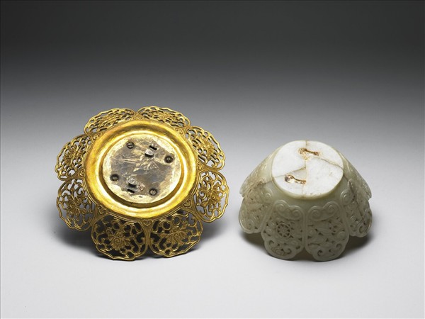 鏤空八寶番蓮紋銅玉托