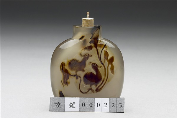 瑪瑙巧雕荷塘清趣鼻煙壺