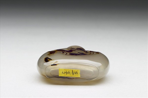 瑪瑙巧雕荷塘清趣鼻煙壺